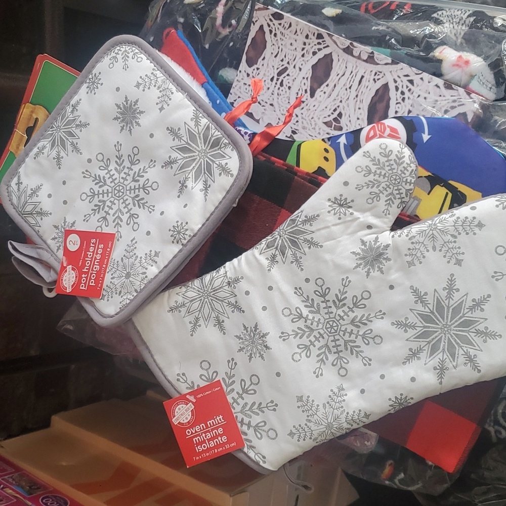 Oven men and 2 piece pot holders